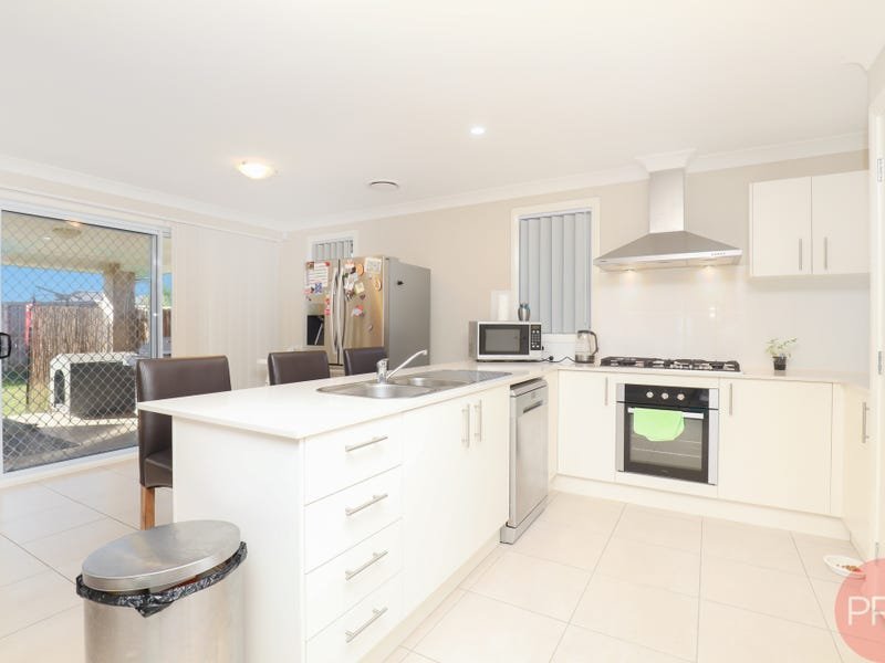 14 Golden Whistler Avenue ABERGLASSLYN 2