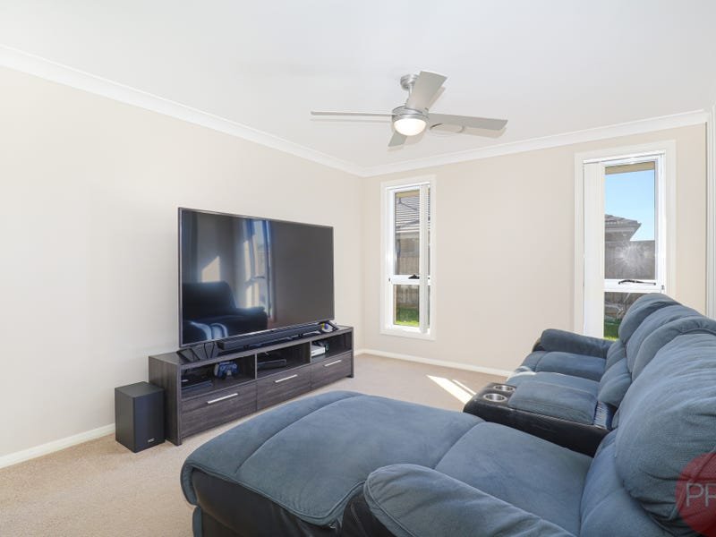 14 Golden Whistler Avenue ABERGLASSLYN 3