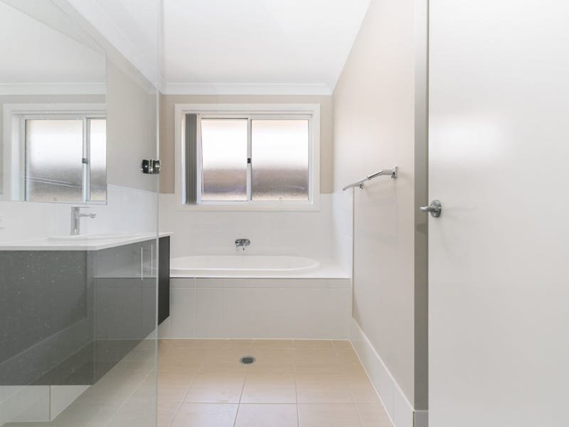 14 Golden Whistler Avenue ABERGLASSLYN 9