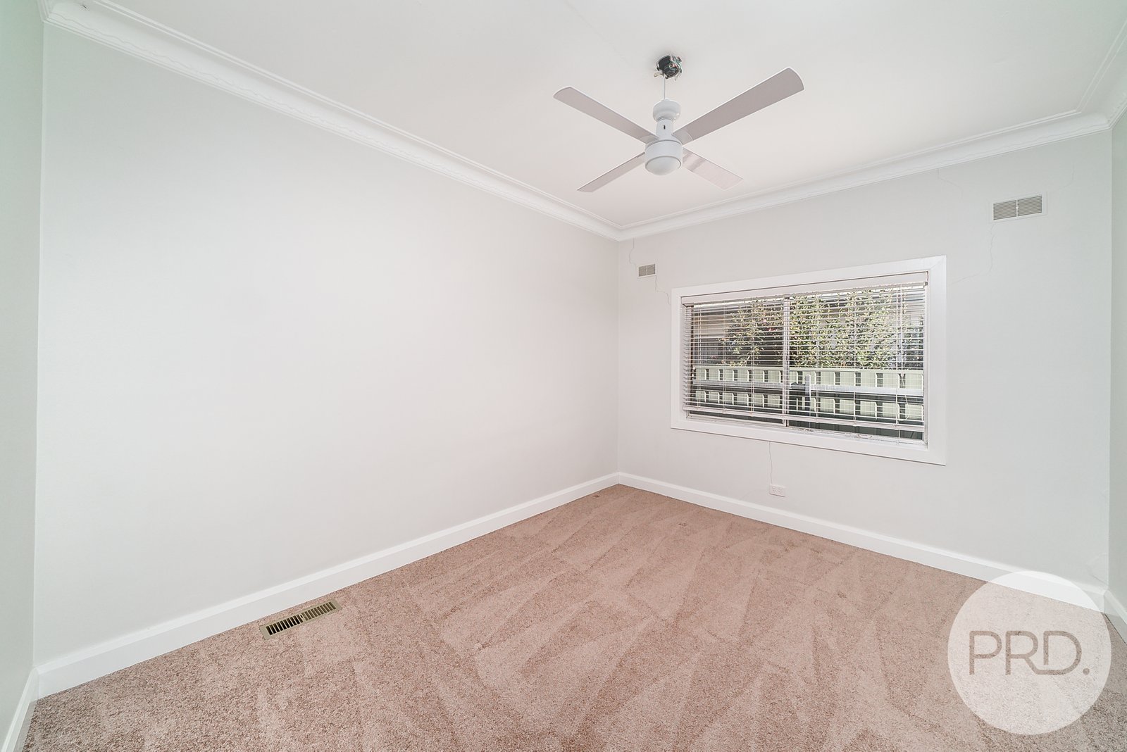 14 Inglis Street LAKE ALBERT 9