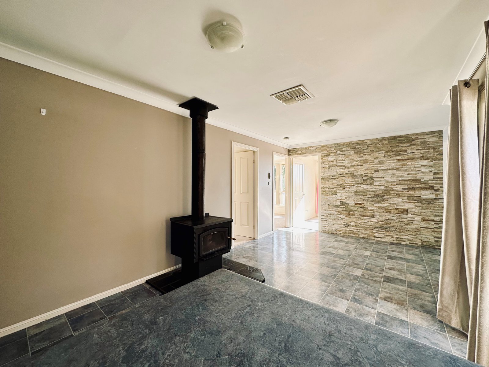 14 James Place TAMWORTH 3