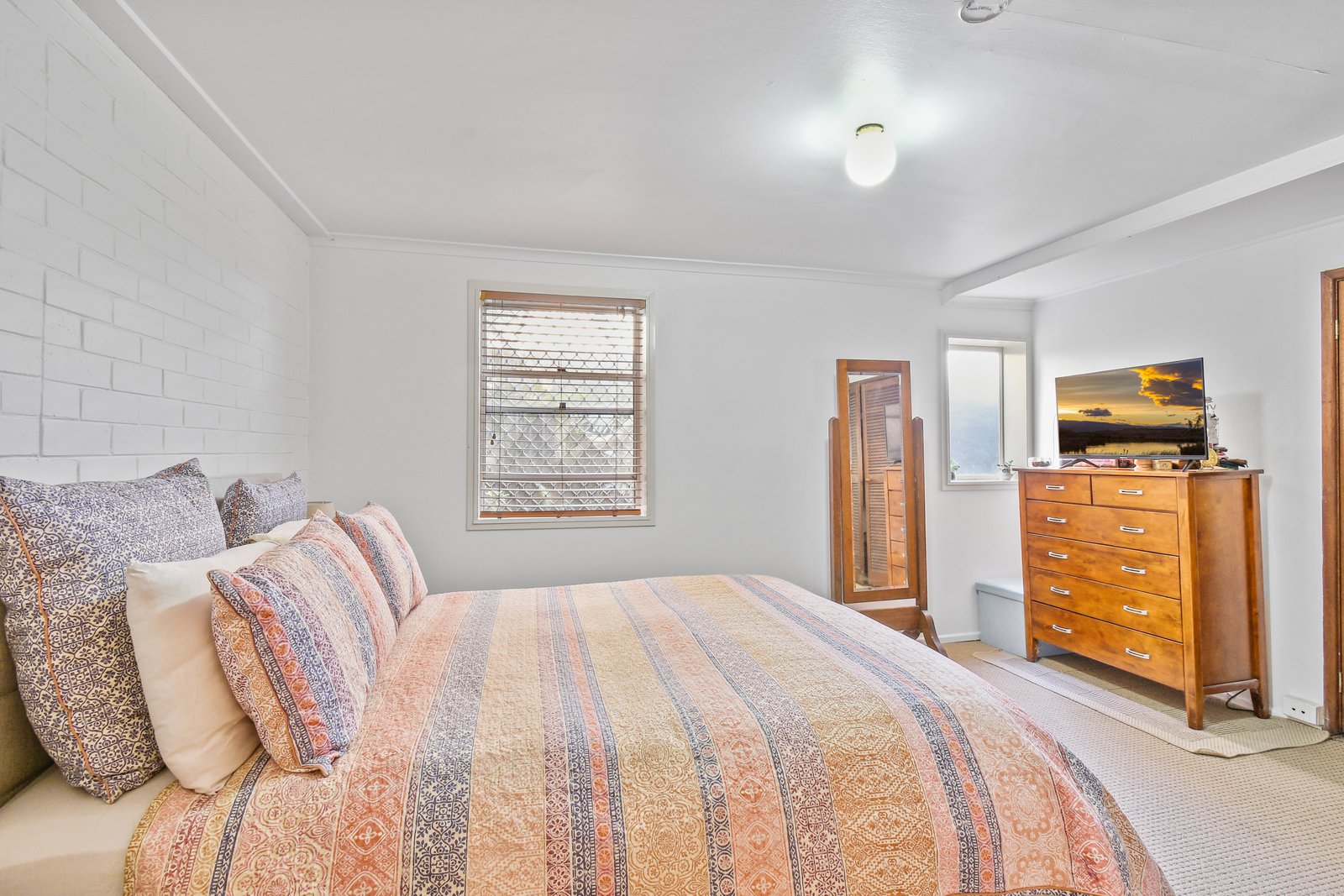 1/4 Johnston Street BILINGA 6