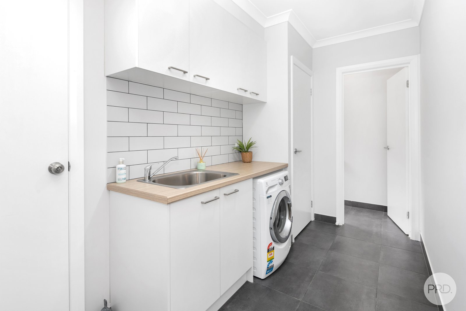 14 Neway Avenue DELACOMBE 8