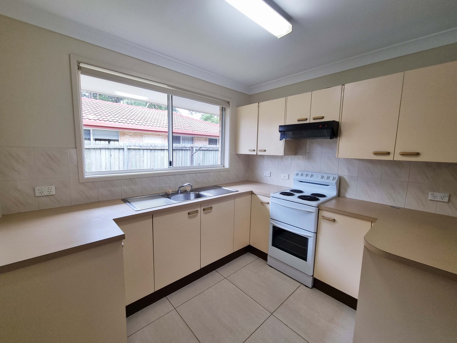 1/4 Sunbird Crescent BOAMBEE EAST 6