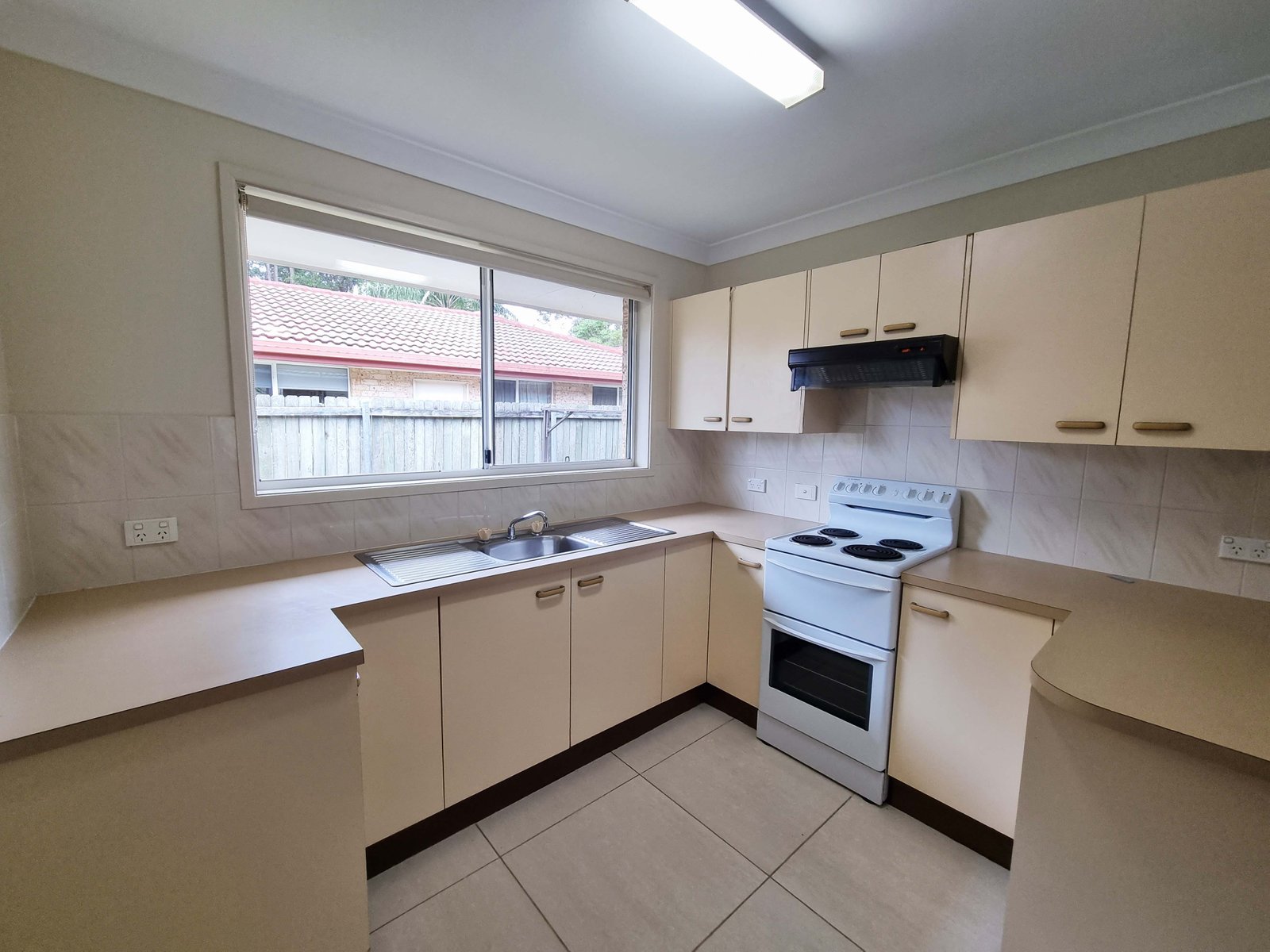 1/4 Sunbird Crescent BOAMBEE EAST 7