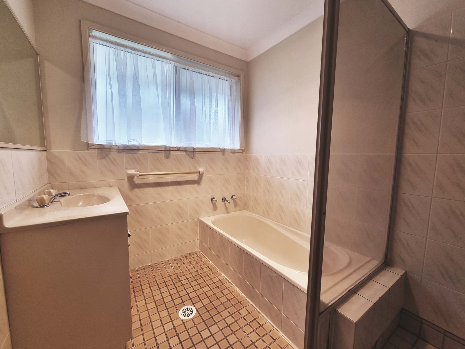 1/4 Sunbird Crescent BOAMBEE EAST 12