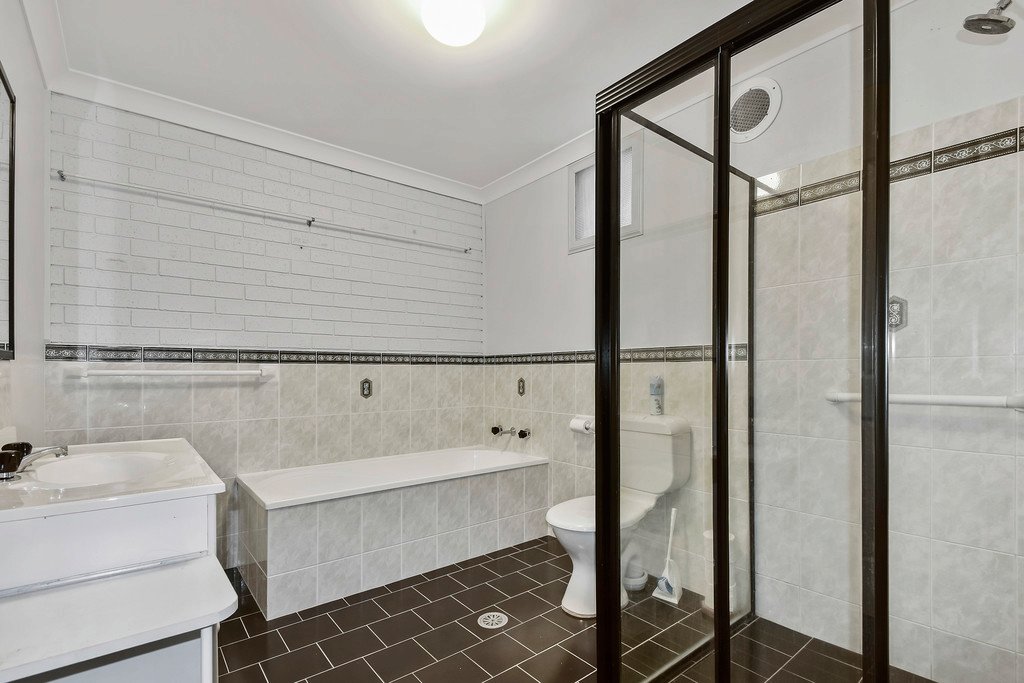 1/4 Tallowood Close LAURIETON 5