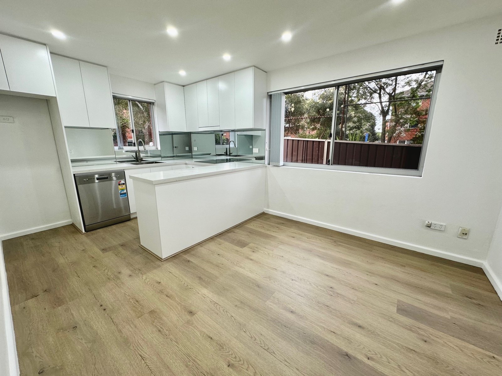 1/4 Templeman Crescent HILLSDALE 1