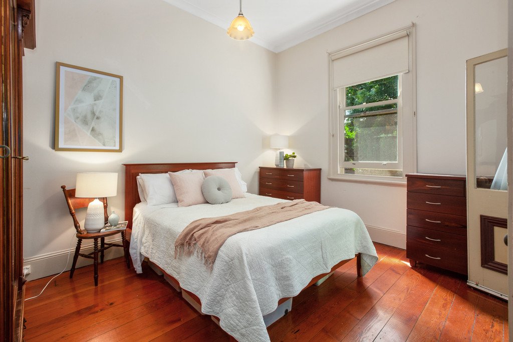 14 The Esplanade LORN 13