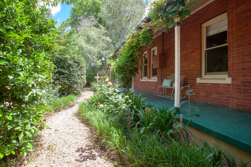 14 The Esplanade LORN 23