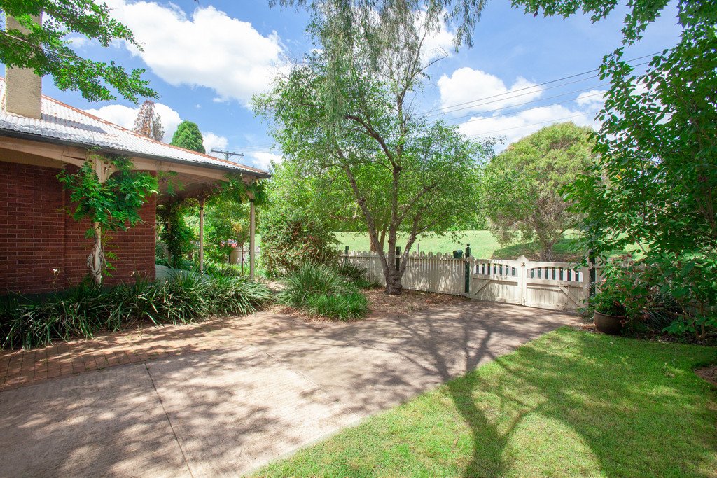 14 The Esplanade LORN 26