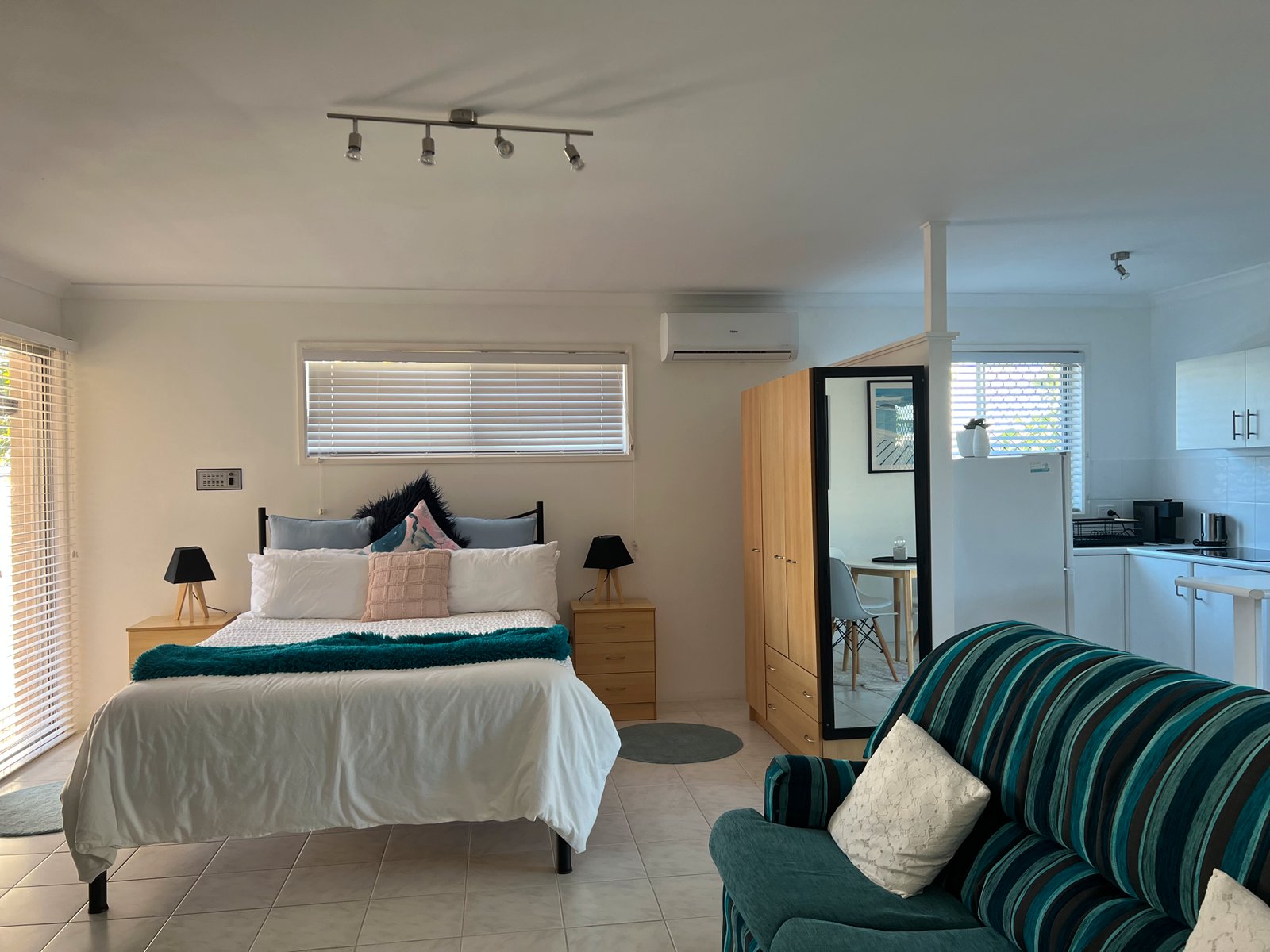 140 Mallawa Drive PALM BEACH 10