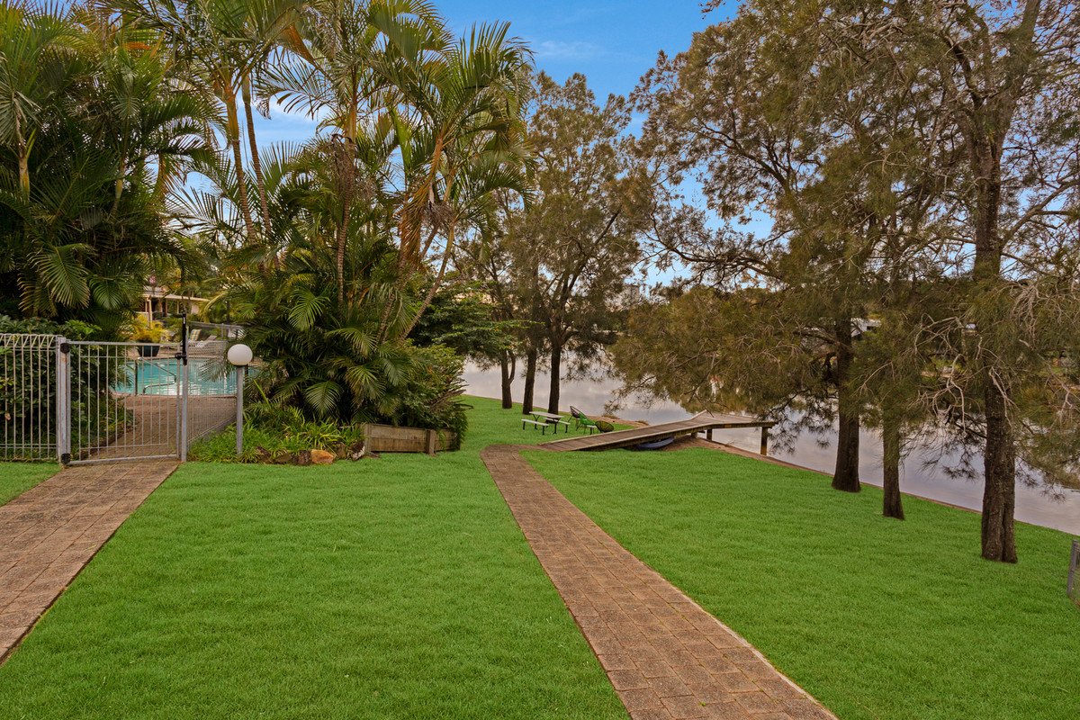 1/40 Sunbird Street BURLEIGH WATERS 2