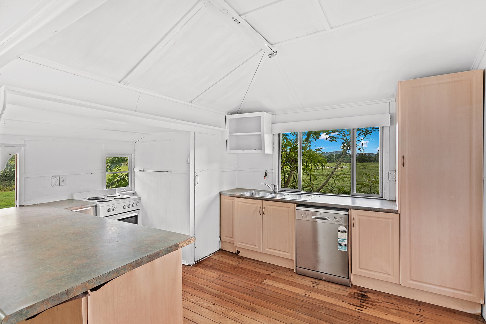 1405 Shute Harbour Road CANNON VALLEY 6