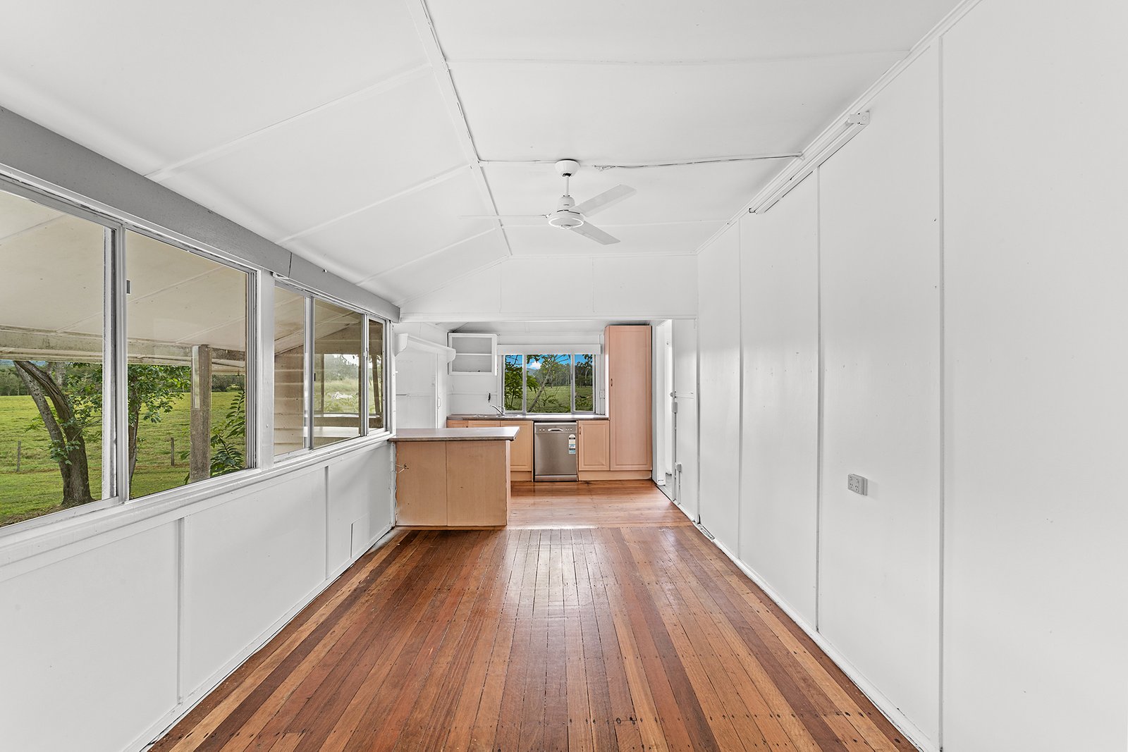 1405 Shute Harbour Road CANNON VALLEY 7