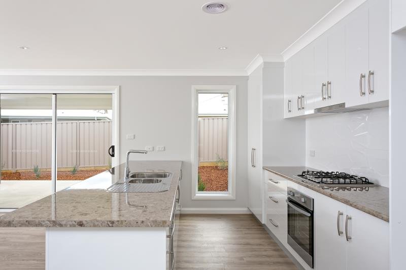 1/42 Breasley Crescent BOOROOMA 1