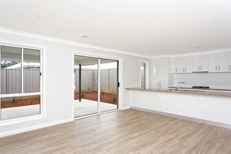 1/42 Breasley Crescent BOOROOMA 3