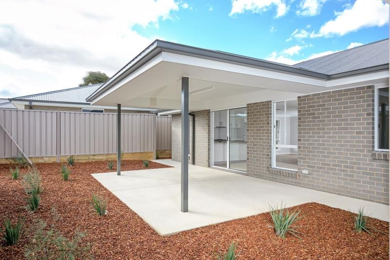 1/42 Breasley Crescent BOOROOMA 7