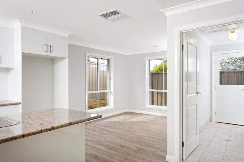 1/42 Breasley Crescent BOOROOMA 3