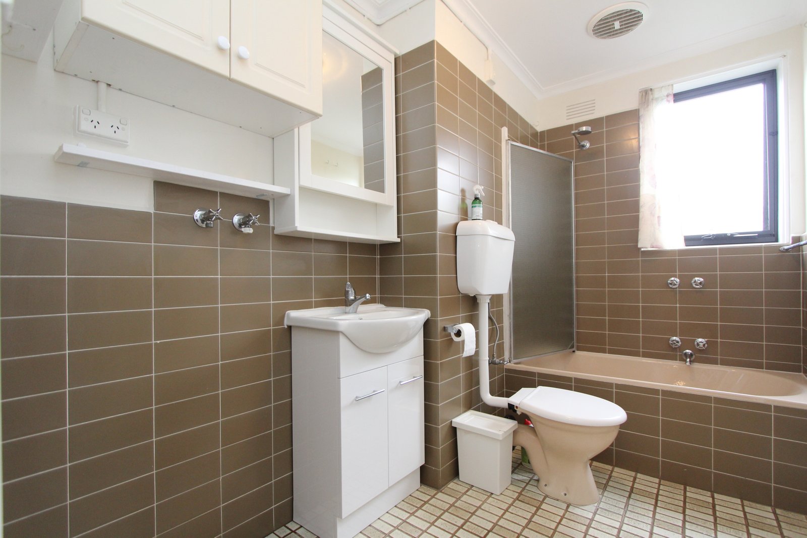 Real Estate and Property in 14/2 Selwyn Avenue, Elwood, VIC