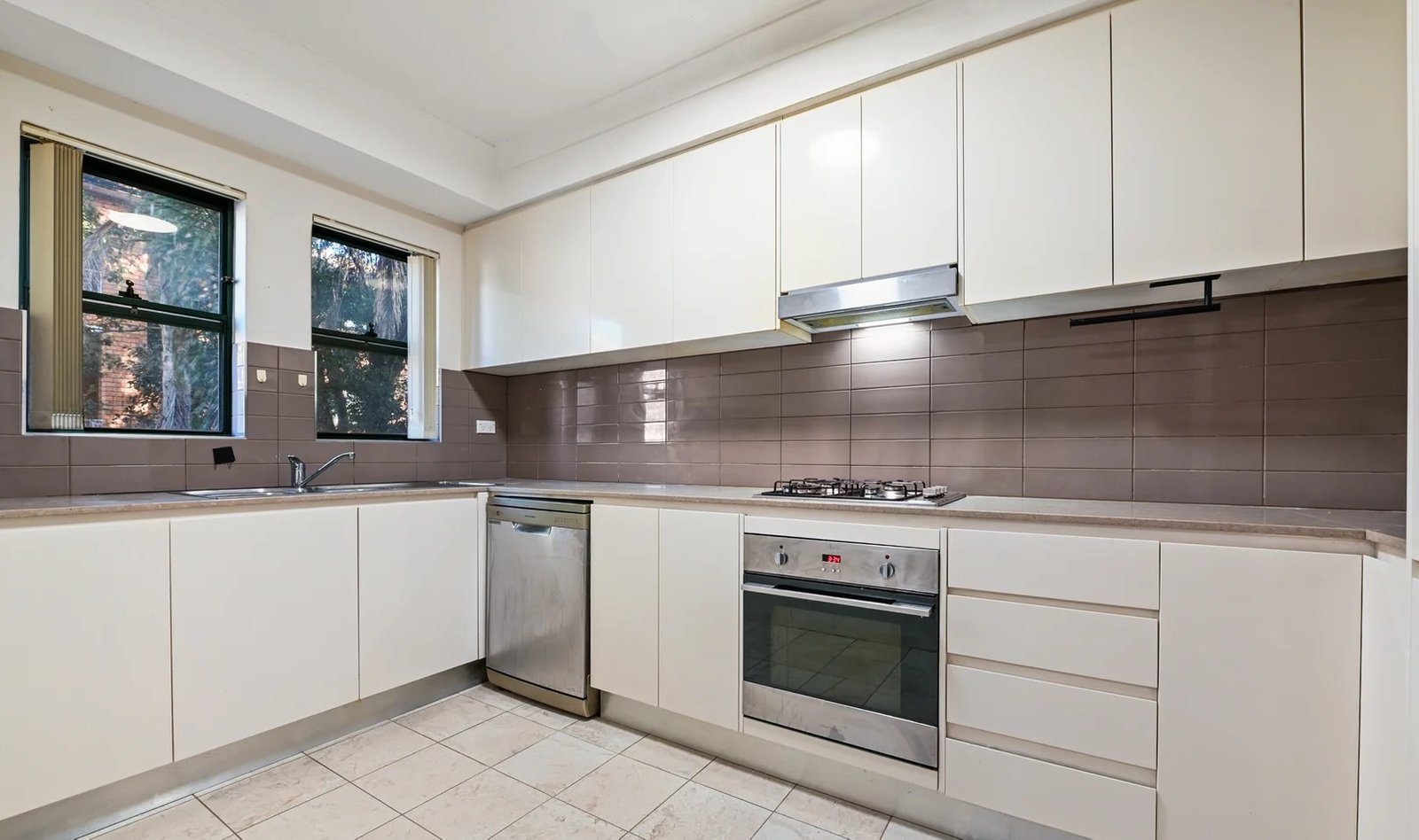 14/28-32 Carrington Avenue HURSTVILLE 4
