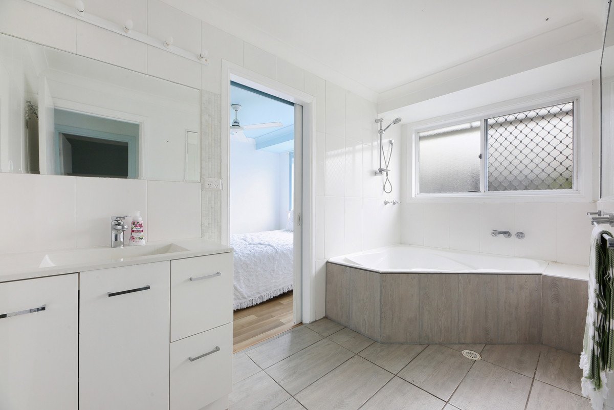 144 Christine Avenue BURLEIGH WATERS 11