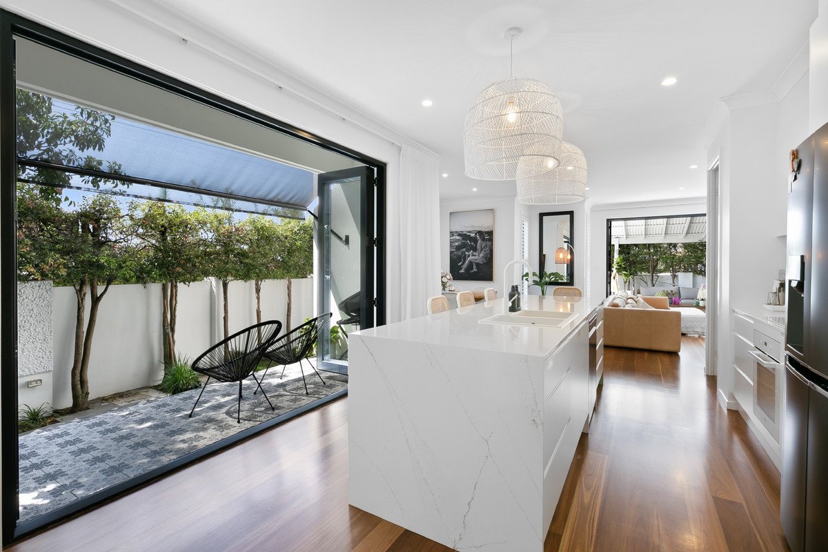 1/44 Dawn Parade Miami 1