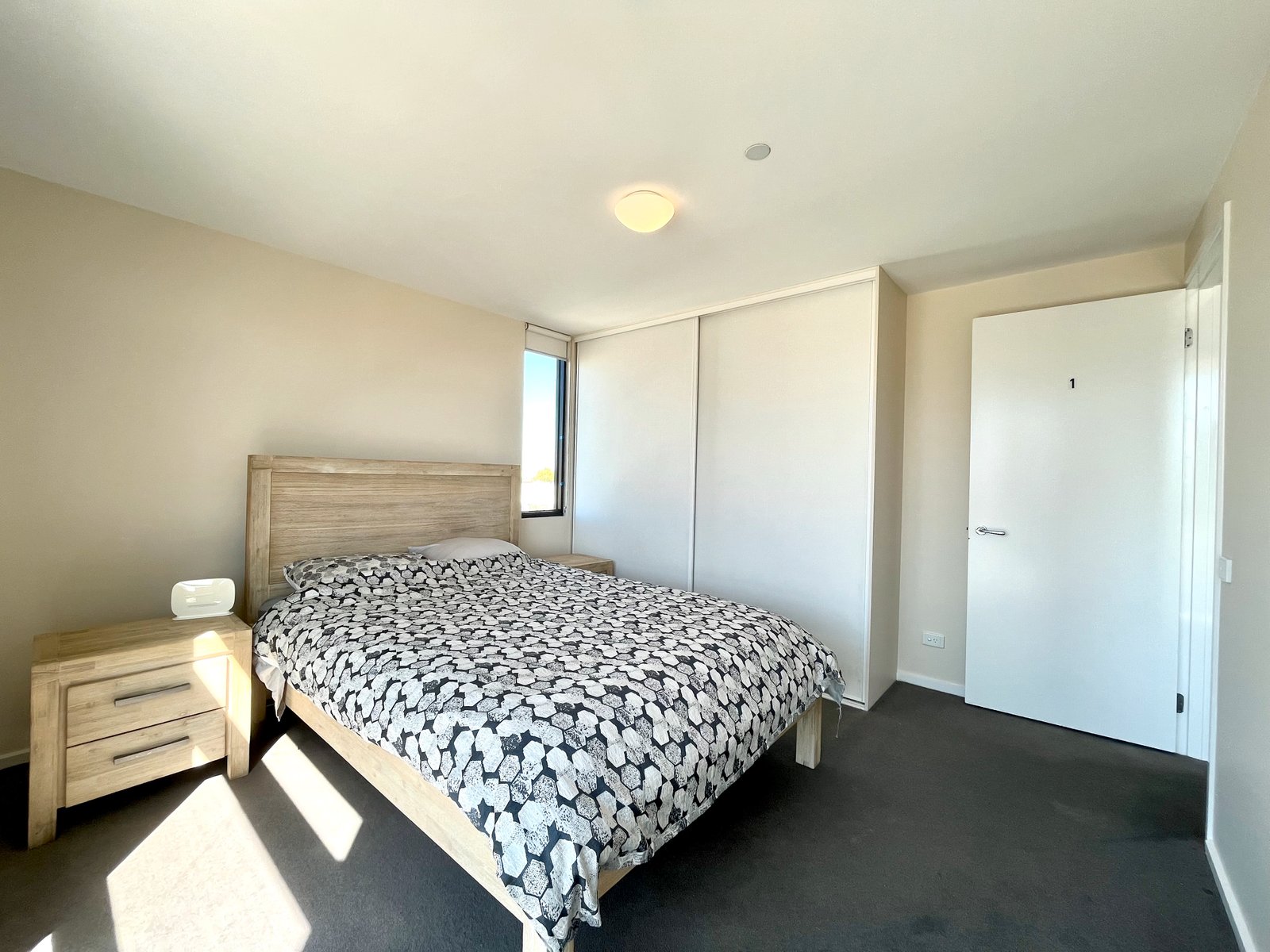 Gallery: 14/42A Byron Street