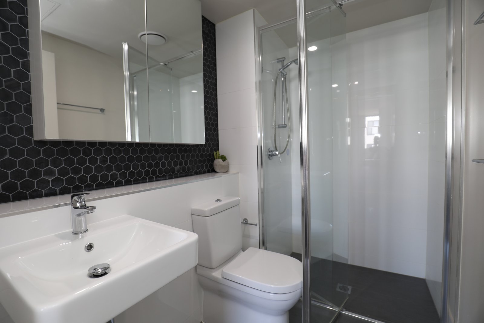 146/35 Oakden Street GREENWAY 7