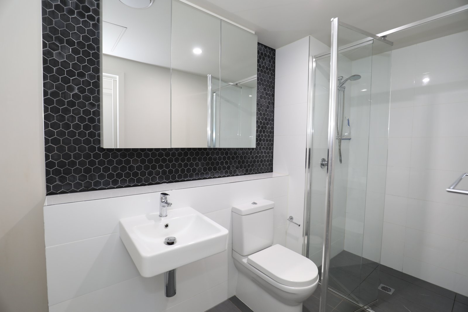 146/35 Oakden Street GREENWAY 9