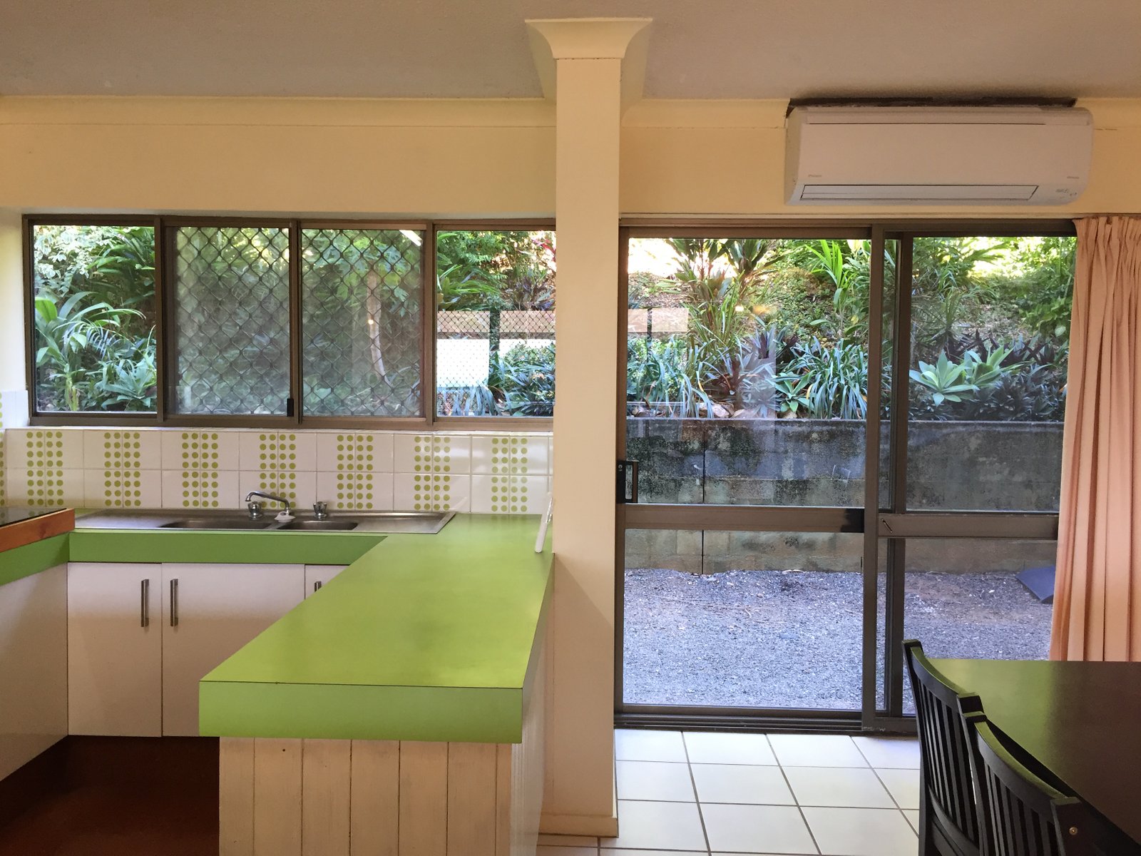 149/6 Eshelby Drive 'Harbour Apartments'  CANNONVALE 6