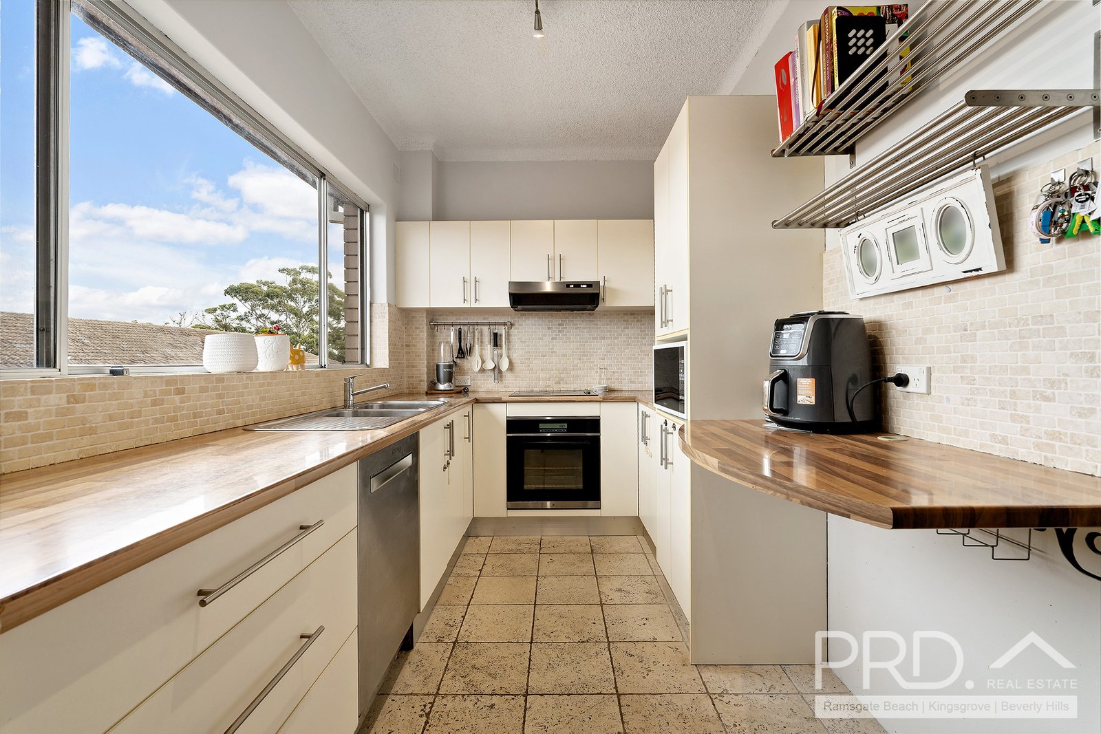 14/98-100 Chuter Avenue RAMSGATE BEACH 3