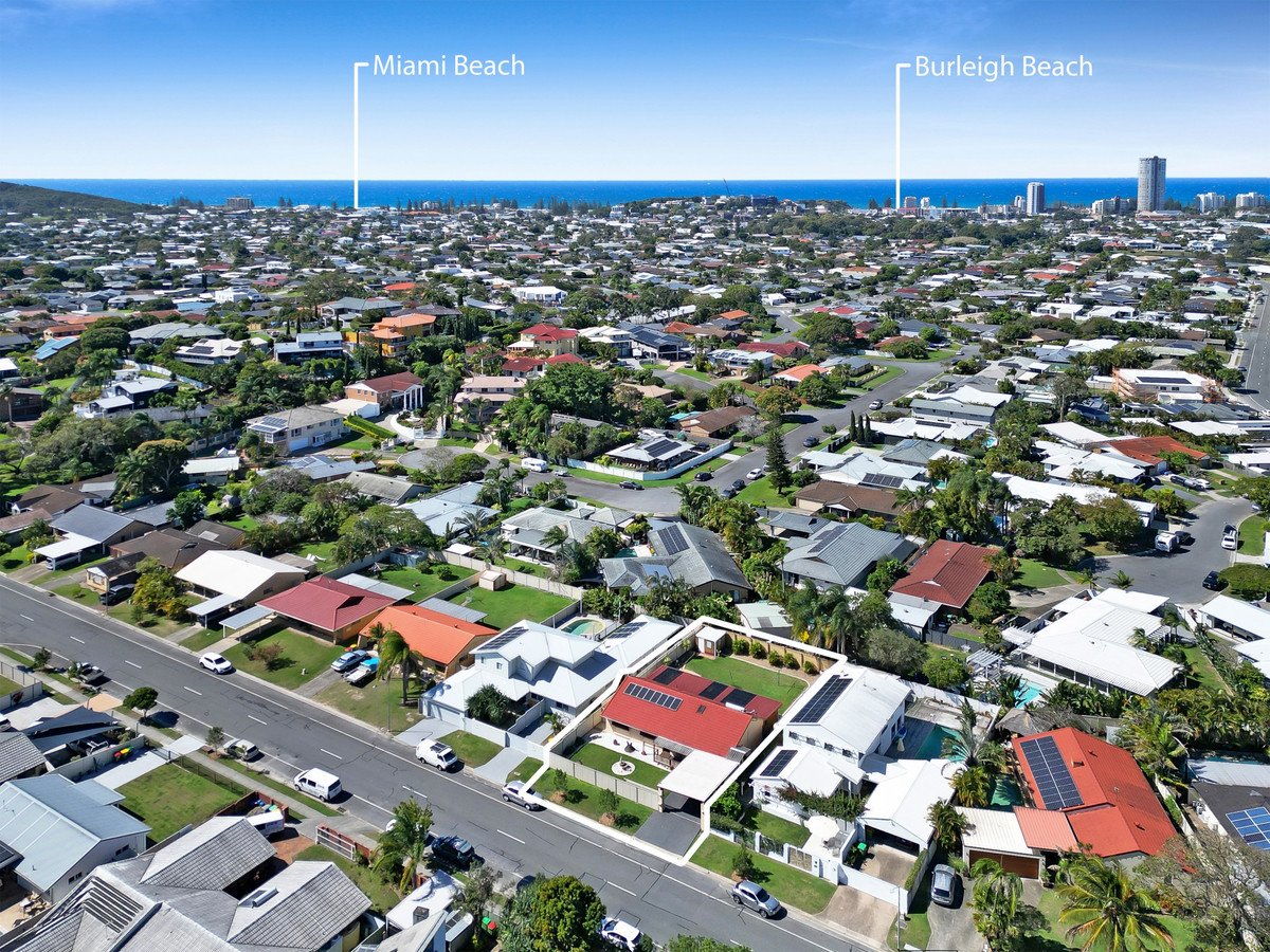 15 Anthony Drive BURLEIGH WATERS 20