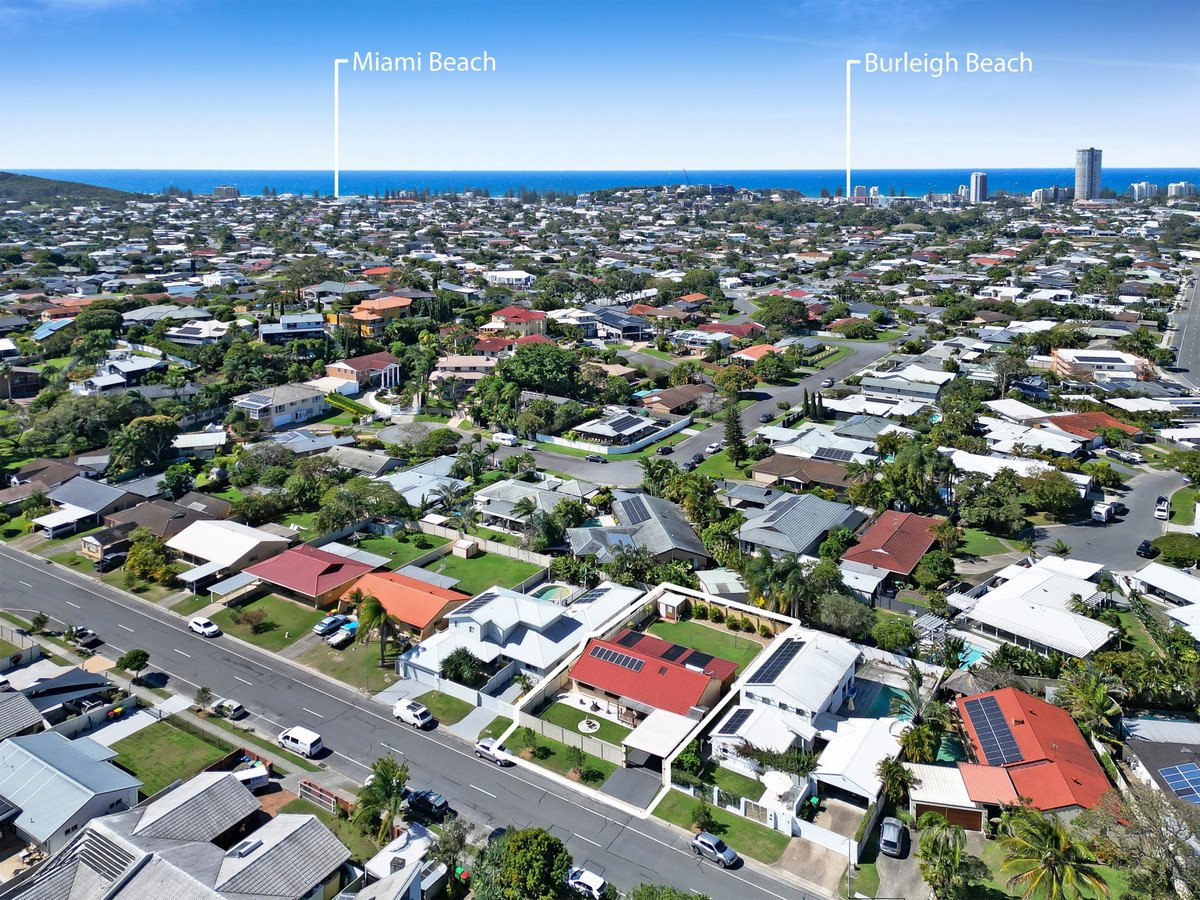 15 Anthony Drive BURLEIGH WATERS 19