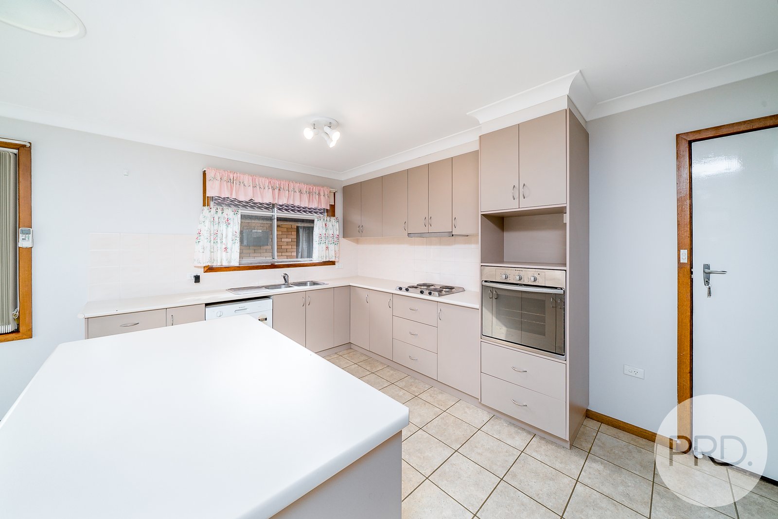 15 Bavaria Street TOLLAND 2