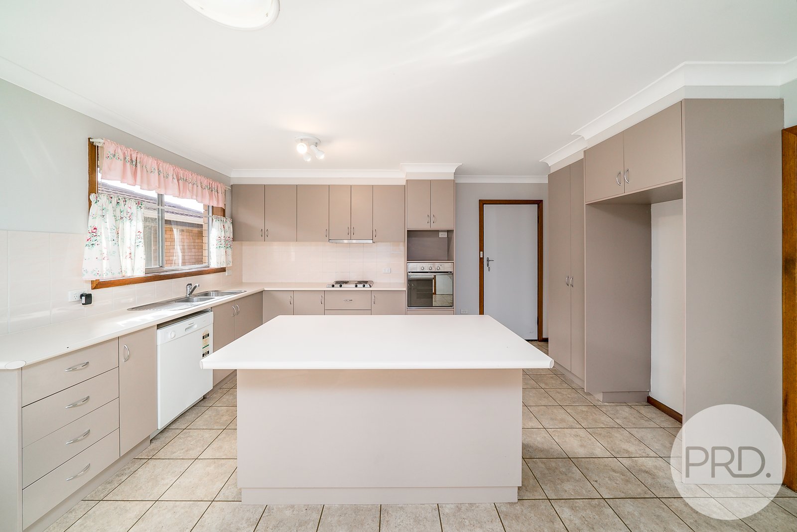 15 Bavaria Street TOLLAND 3