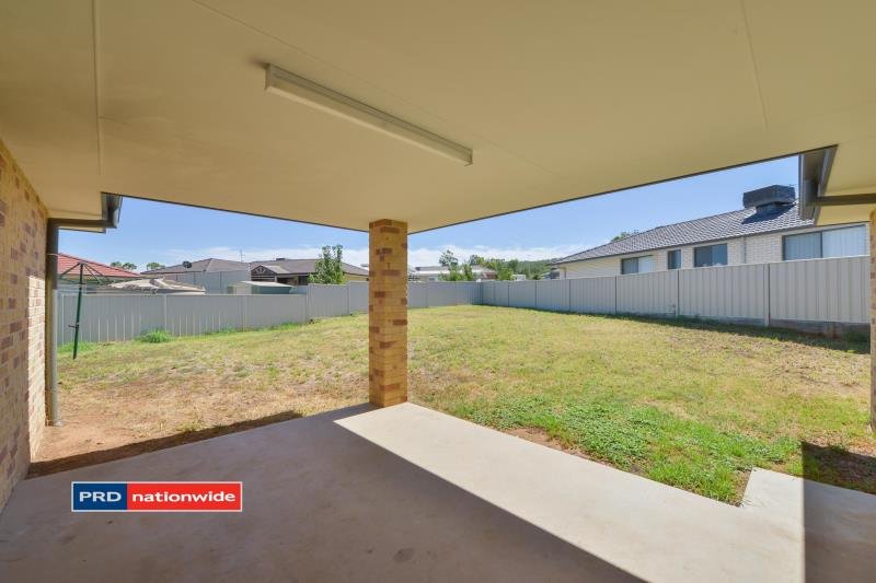 15 Brushbox Grove TAMWORTH 9