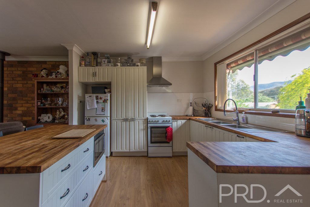 15 Cedar Crescent TUMUT 2