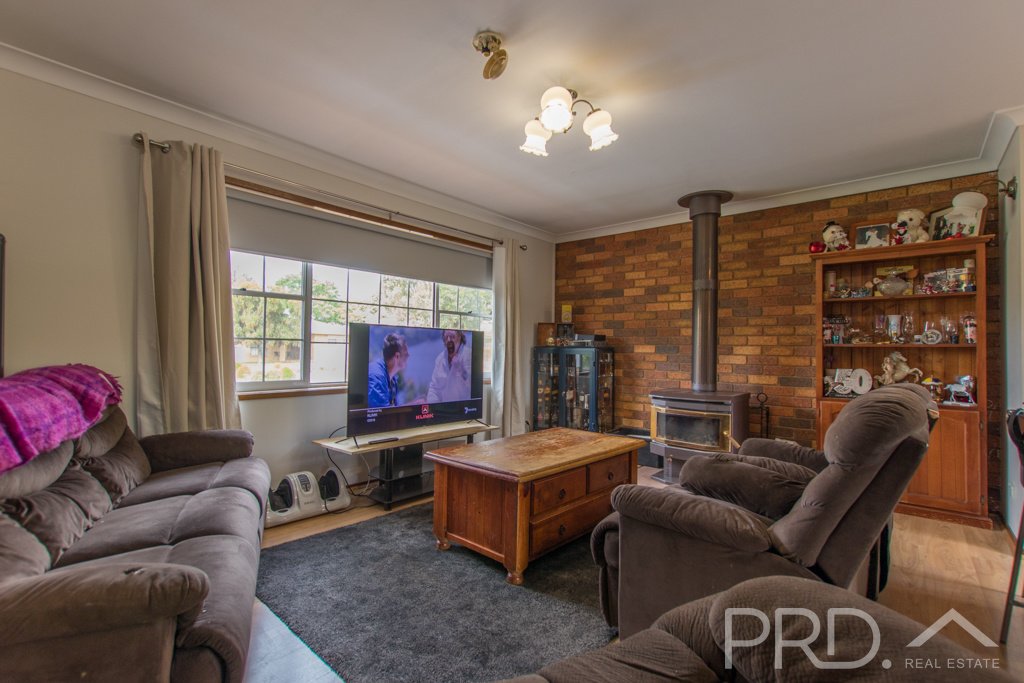 15 Cedar Crescent TUMUT 4