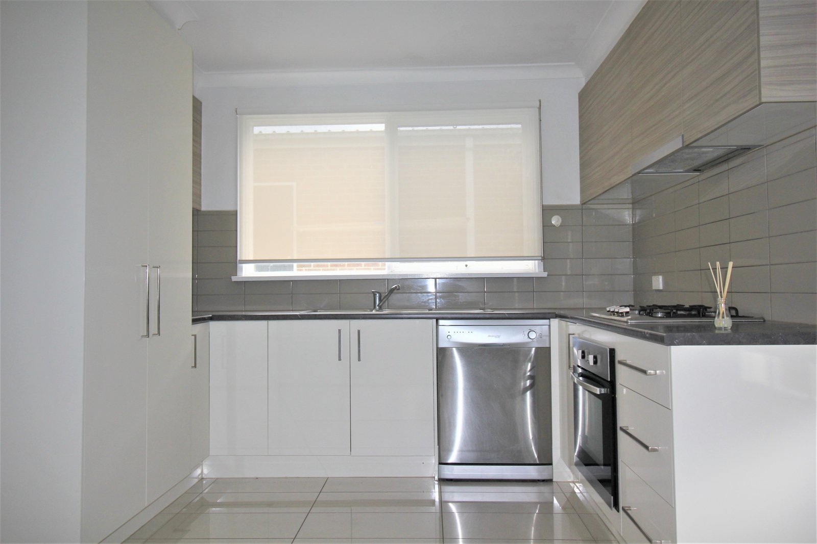 Gallery: 1/5 Clunies Ross Crescent