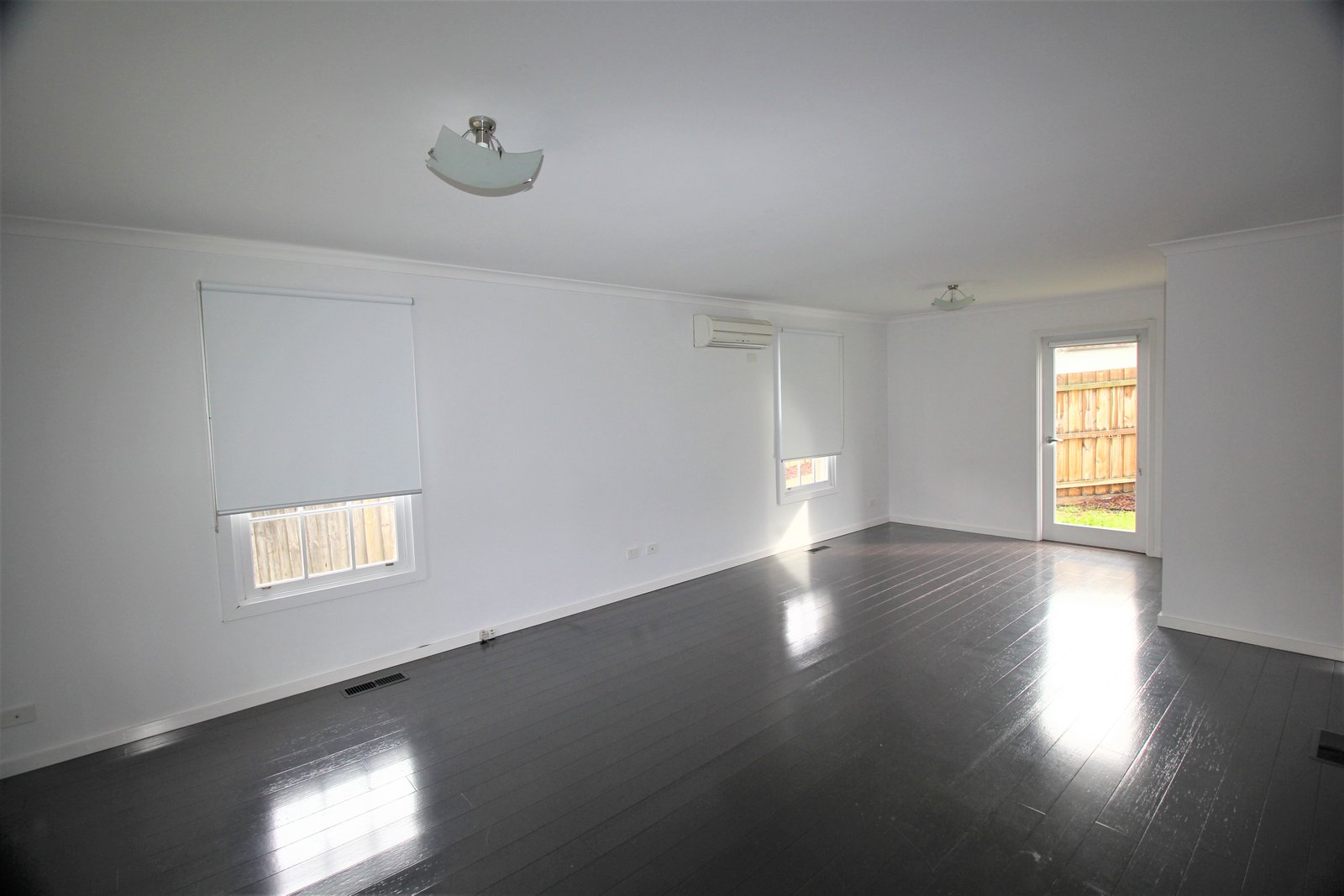 Gallery: 1/5 Clunies Ross Crescent