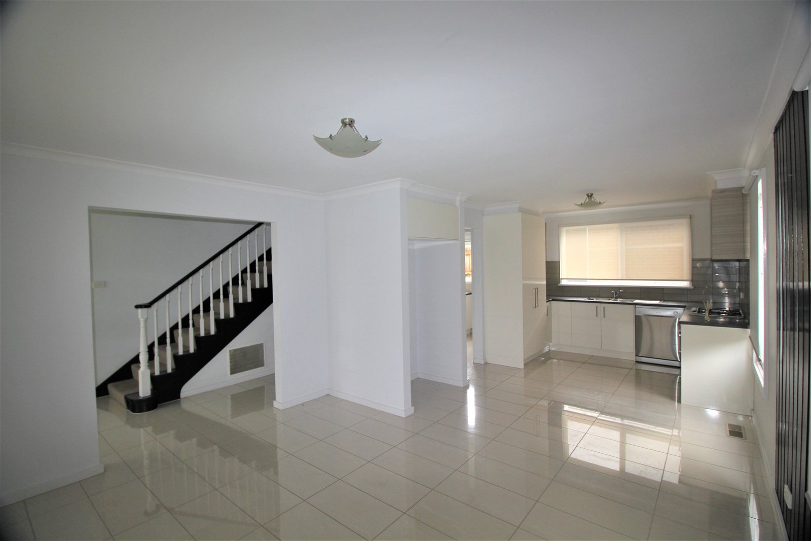 Gallery: 1/5 Clunies Ross Crescent