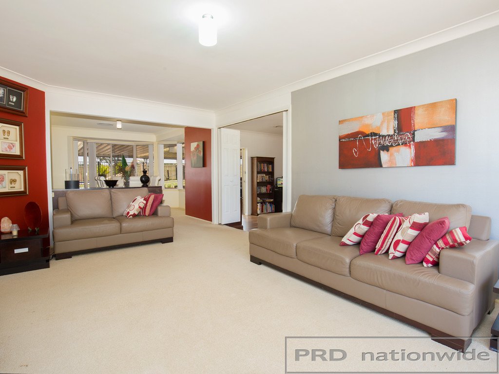 15 Diamantina Place WALLALONG 8