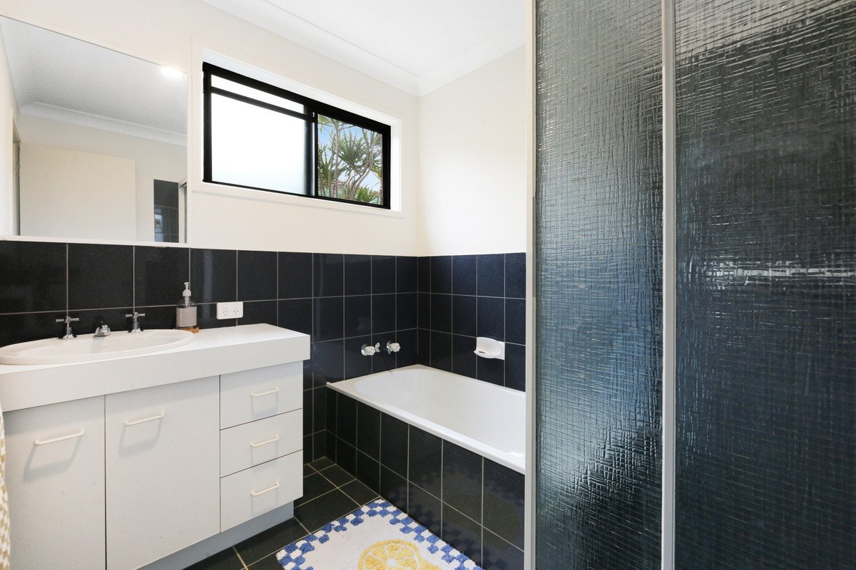 1/5 Elwood Court Burleigh Waters 8