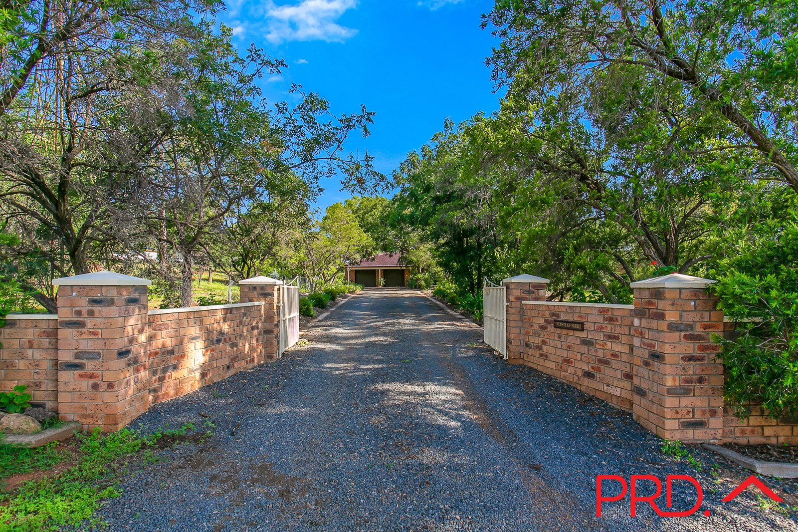 15 Fiona Drive TAMWORTH 2