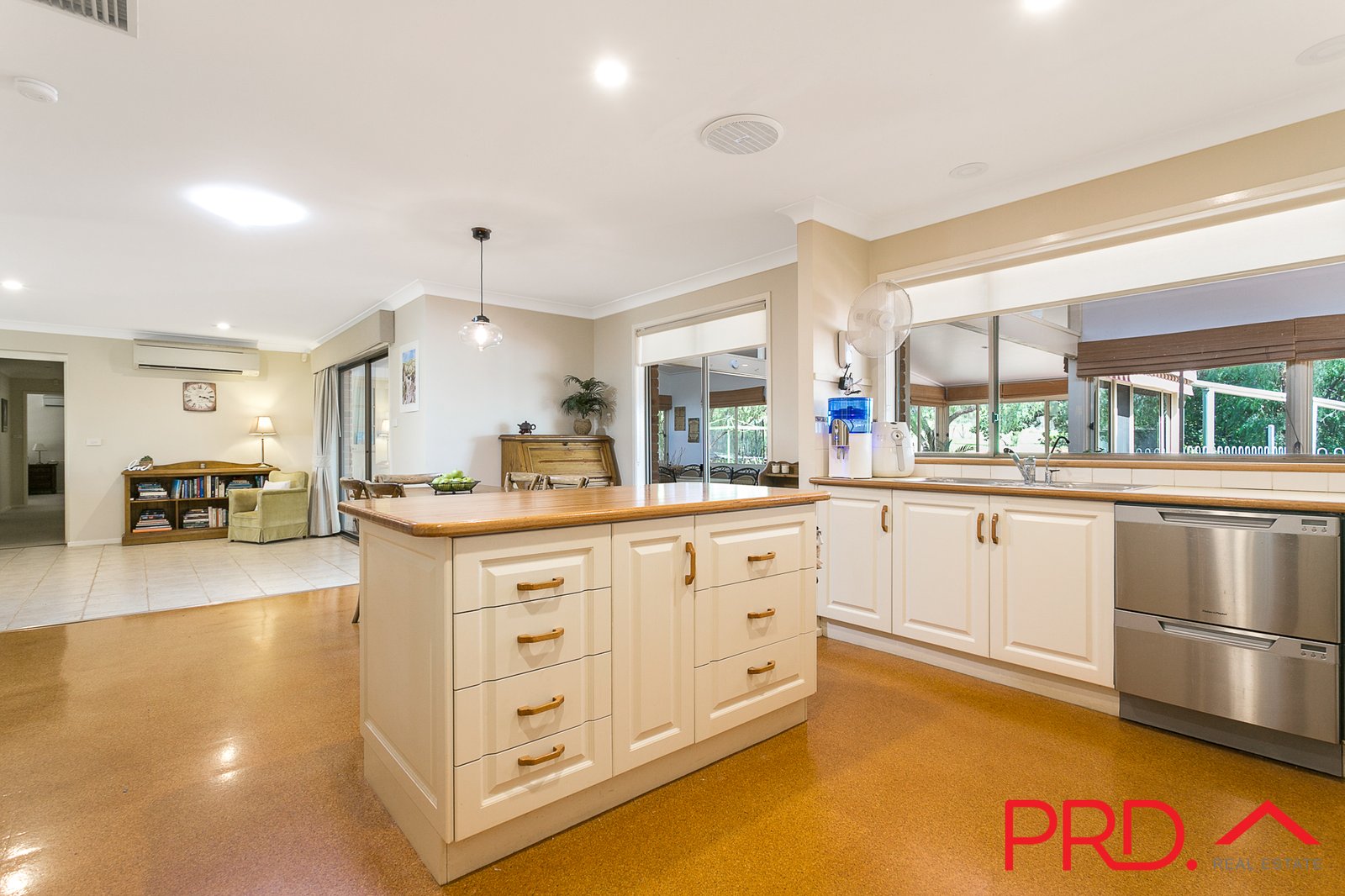 15 Fiona Drive TAMWORTH 12