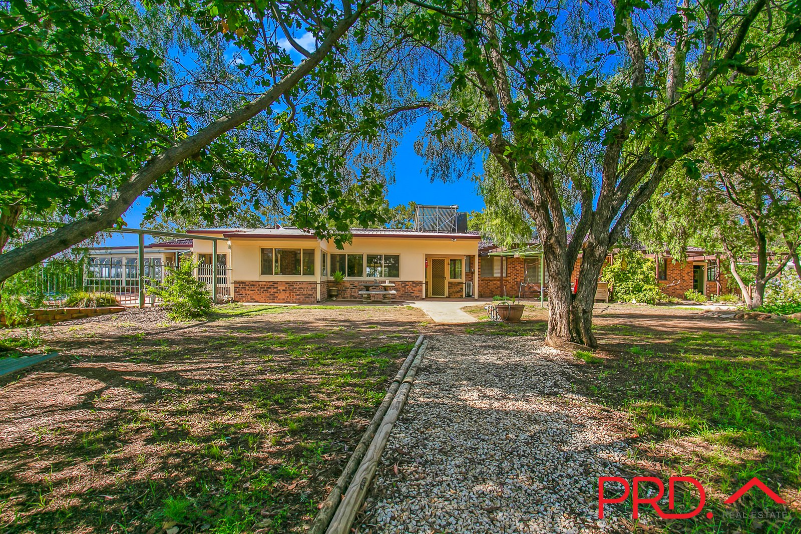 15 Fiona Drive TAMWORTH 27