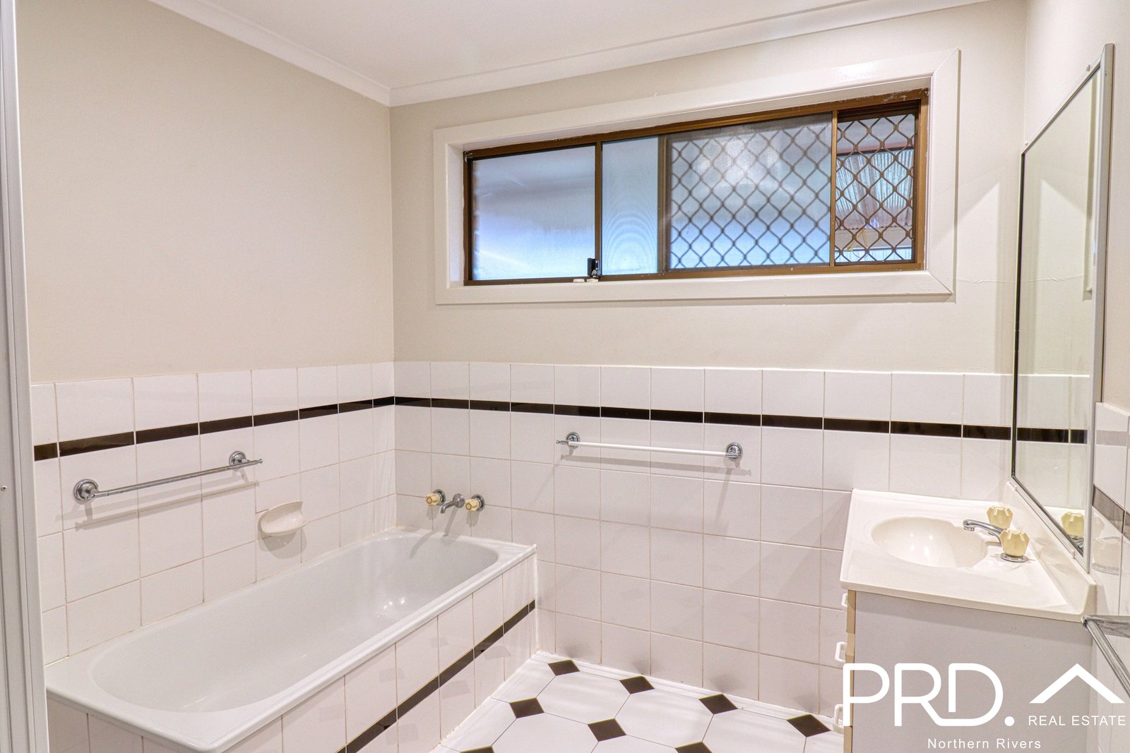 15 Graeme Avenue GOONELLABAH 16