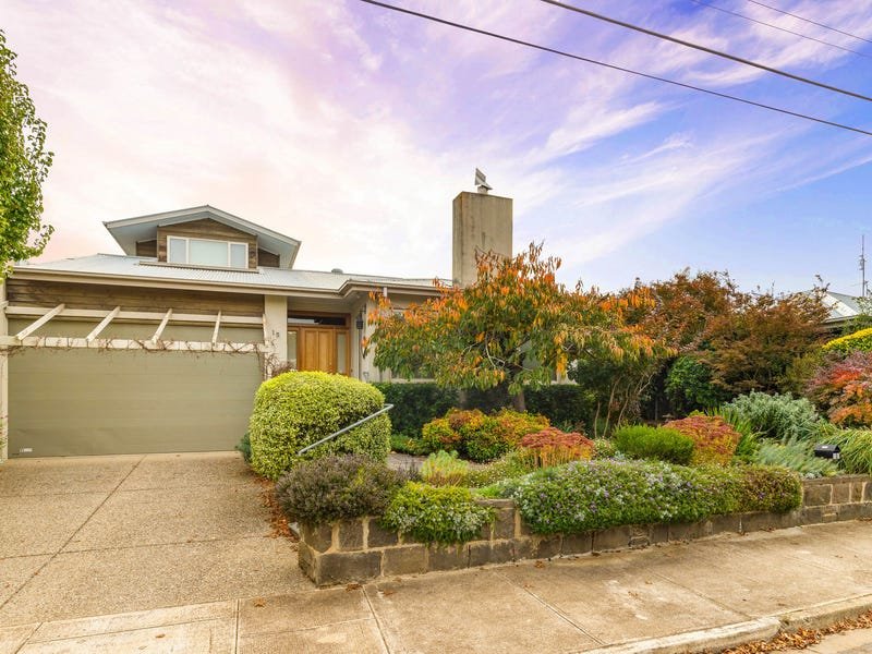 15 Grove Street LAKE WENDOUREE 2