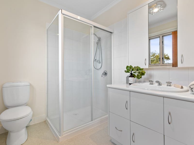 15 Grove Street LAKE WENDOUREE 21